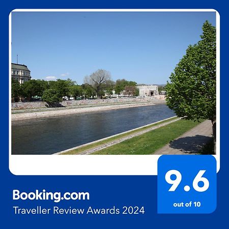 65 Square Meters Designer Apartment In Heart Of City - River View ! Park For Free Ni 외부 사진