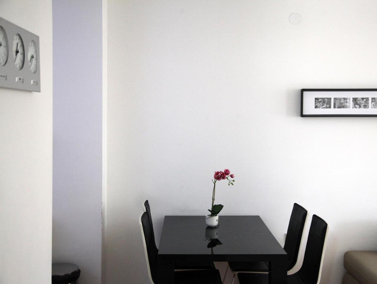 65 Square Meters Designer Apartment In Heart Of City - River View ! Park For Free Ni 외부 사진