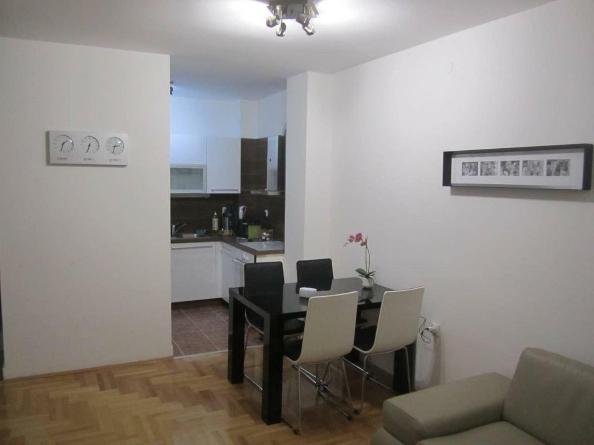65 Square Meters Designer Apartment In Heart Of City - River View ! Park For Free Ni 외부 사진