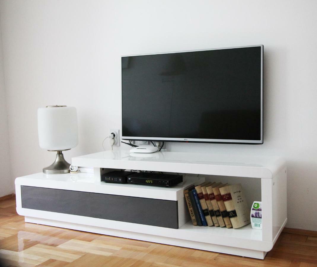 65 Square Meters Designer Apartment In Heart Of City - River View ! Park For Free Ni 외부 사진
